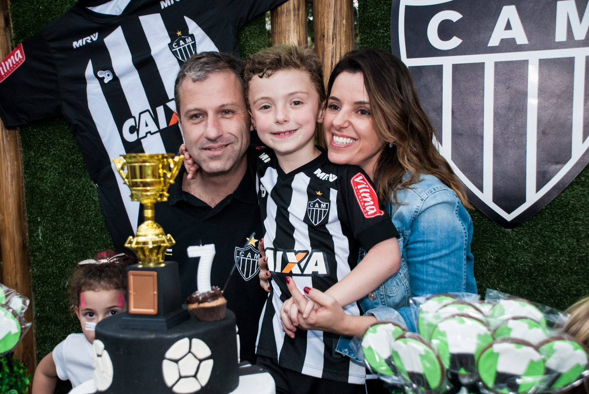 foto com os pais na mesa temática