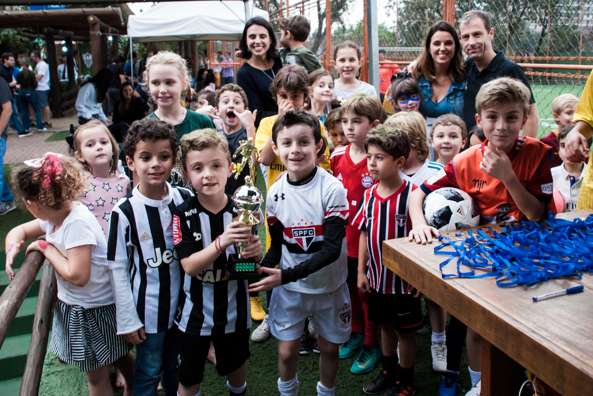 As crianças fazem pose para a foto