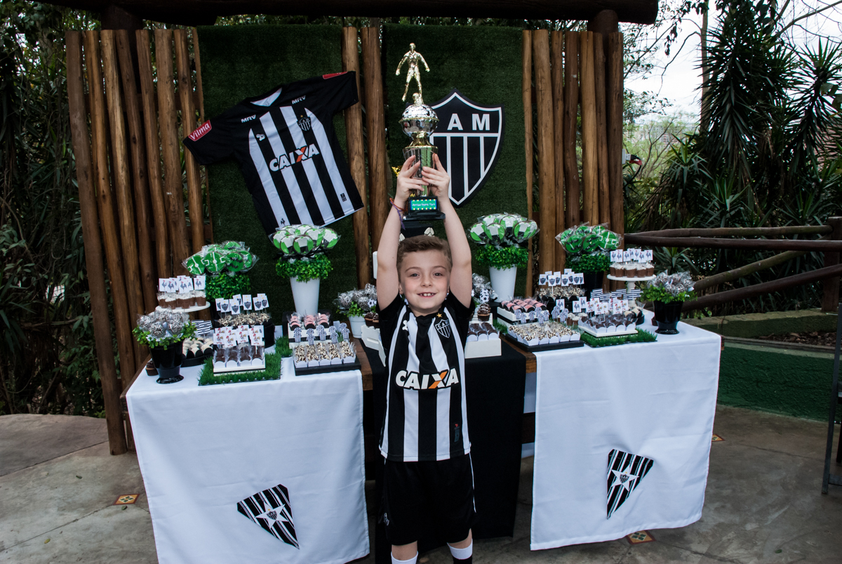 erguendo a taça de vencedor