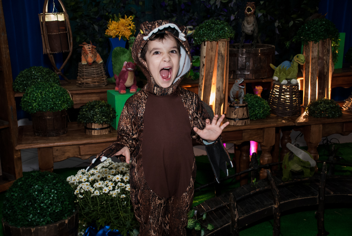 aniversariante está fantasiado de dinossauro