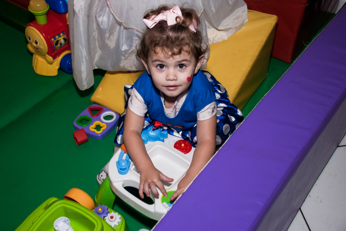 A convidada se diverte brincando na área baby