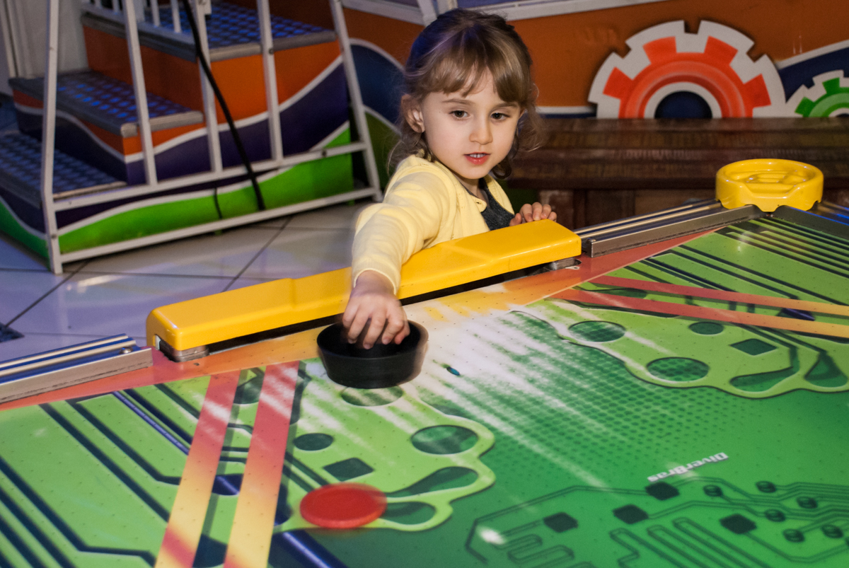jogando futebol de mesa