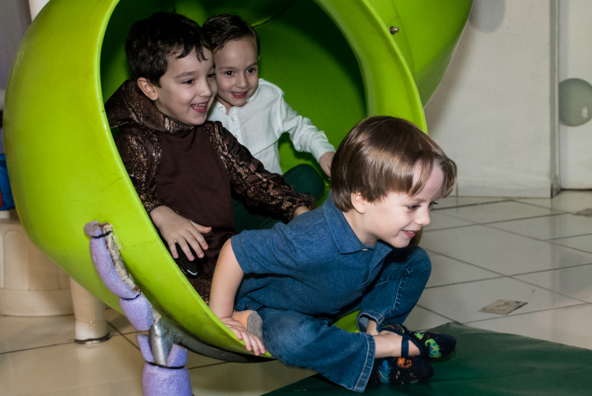 descendo do escorreador do brinquedão