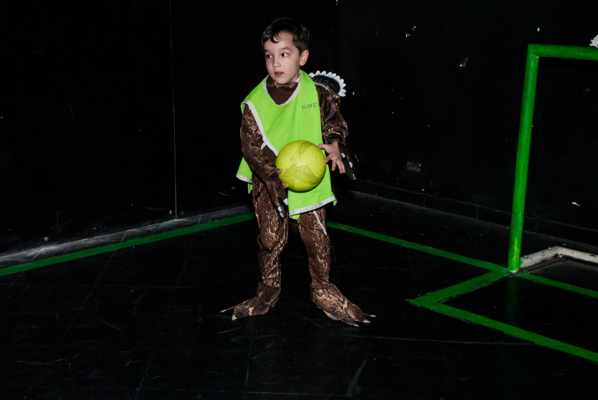 futebol no escuro divertido