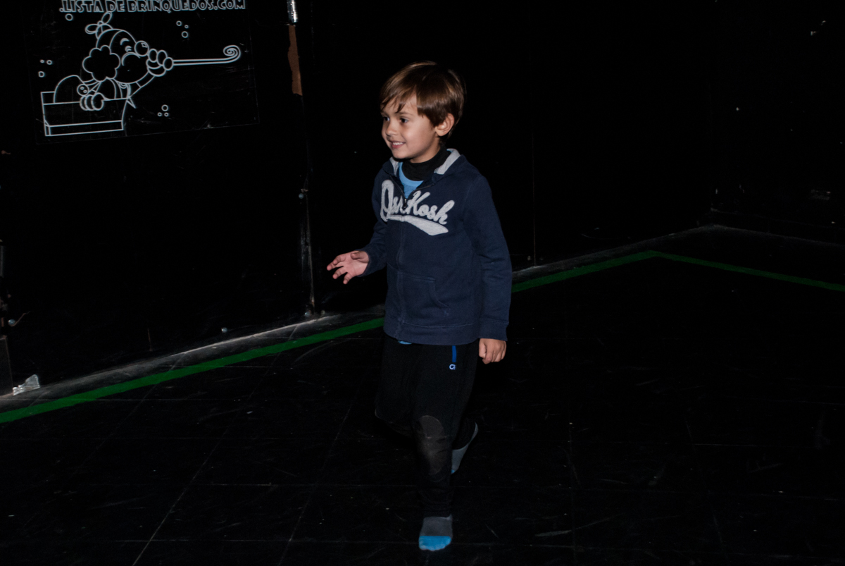 Os amigos aproveitam jogo de futebol no escuro