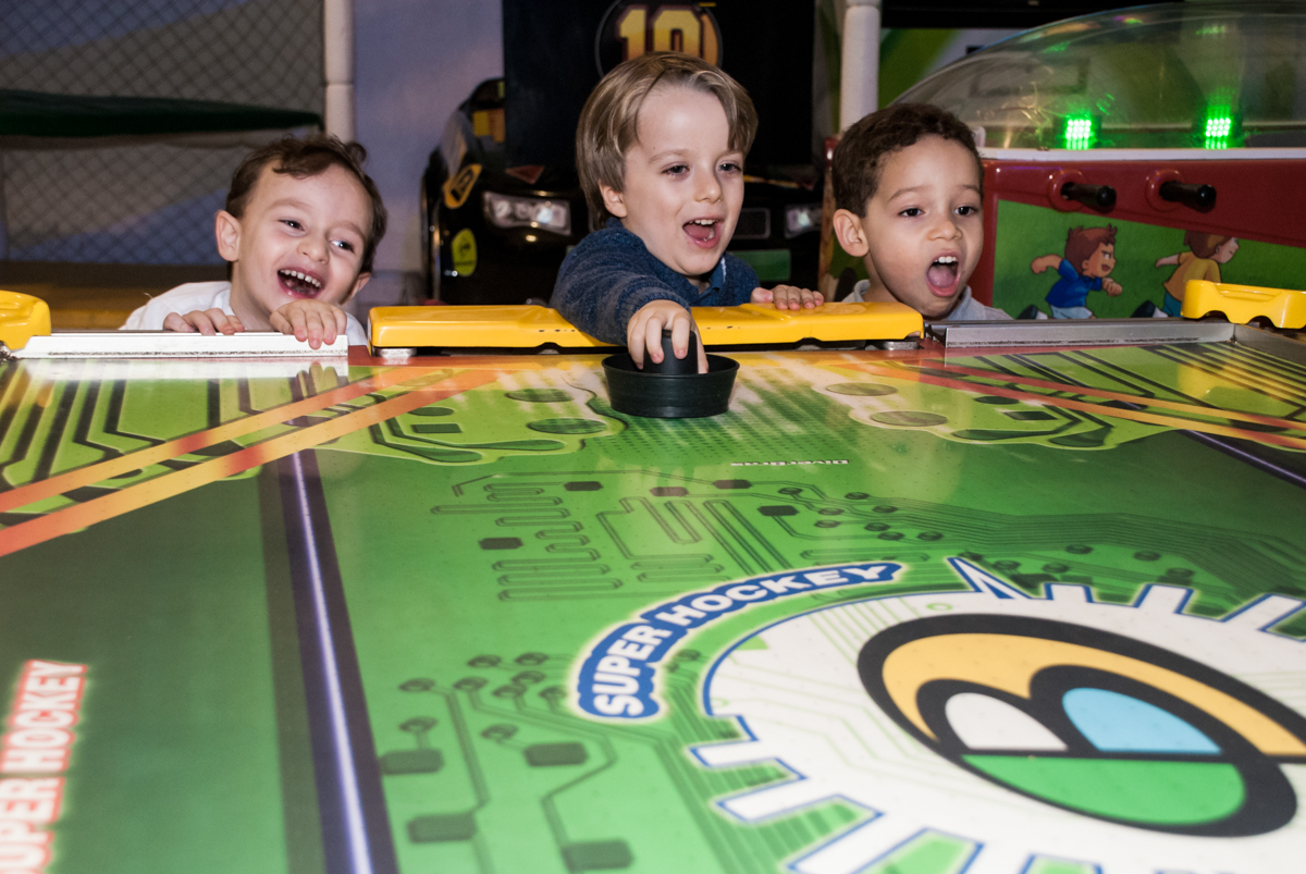 Os amigos jogam futebol juntos