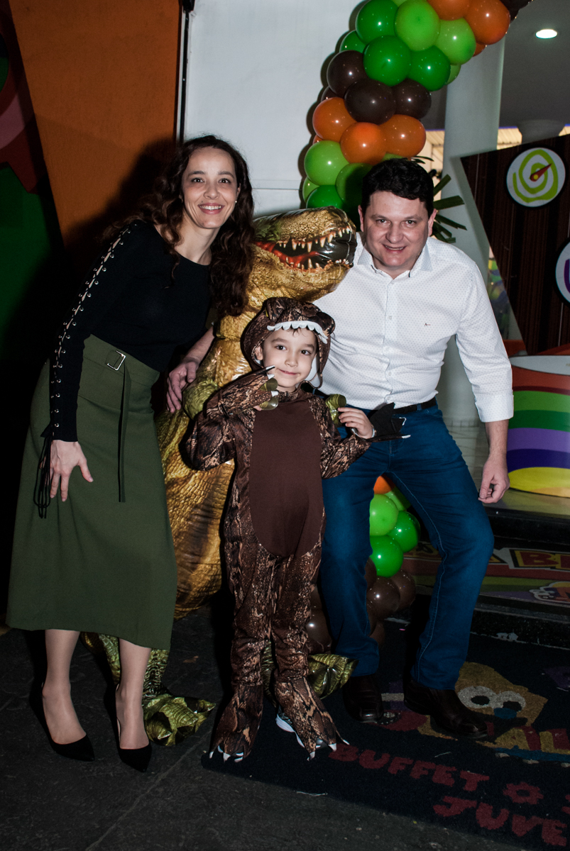 Fotografia da família no arco de bexigas