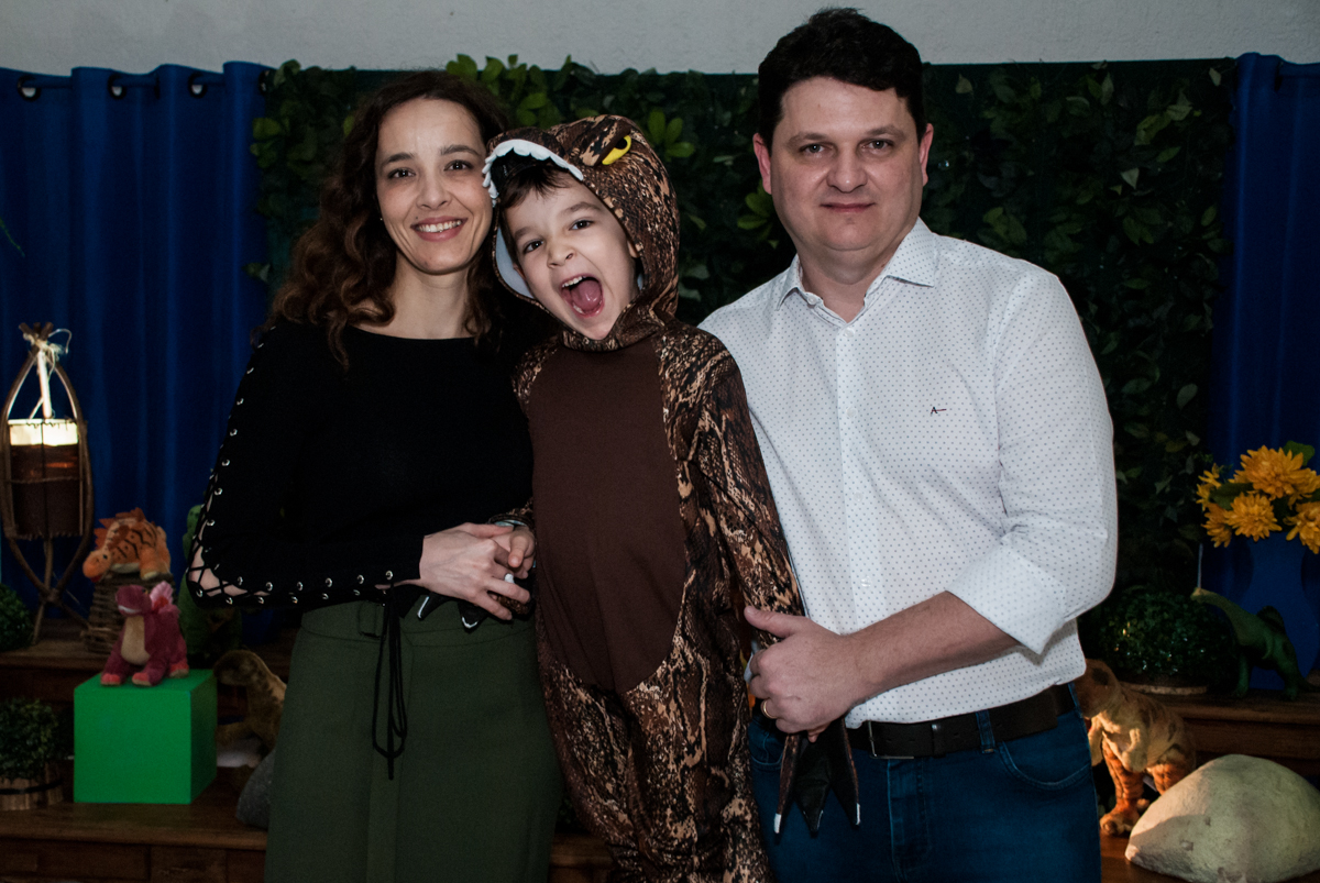 família sendo fotografada na mesa temática