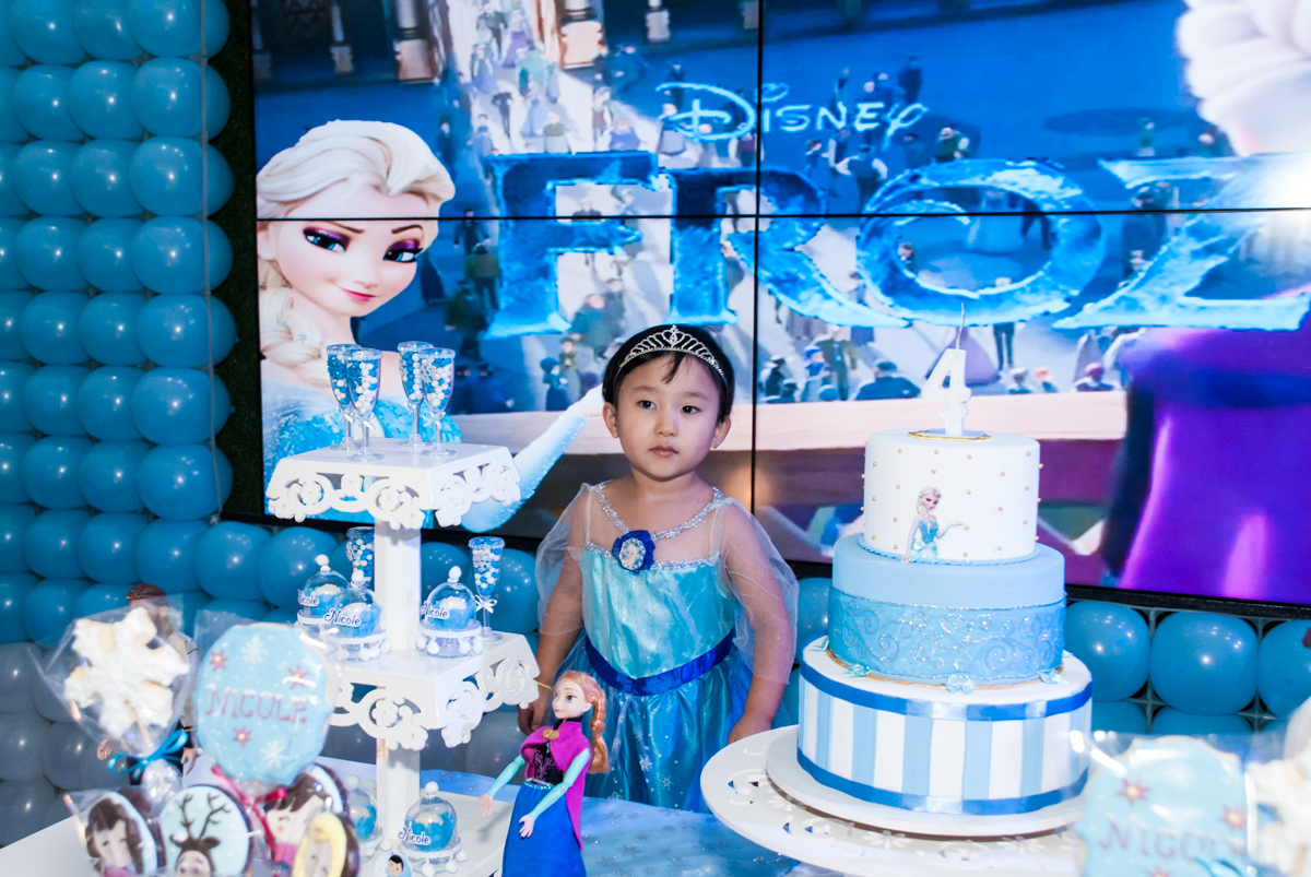 posando para a foto na mesa temática