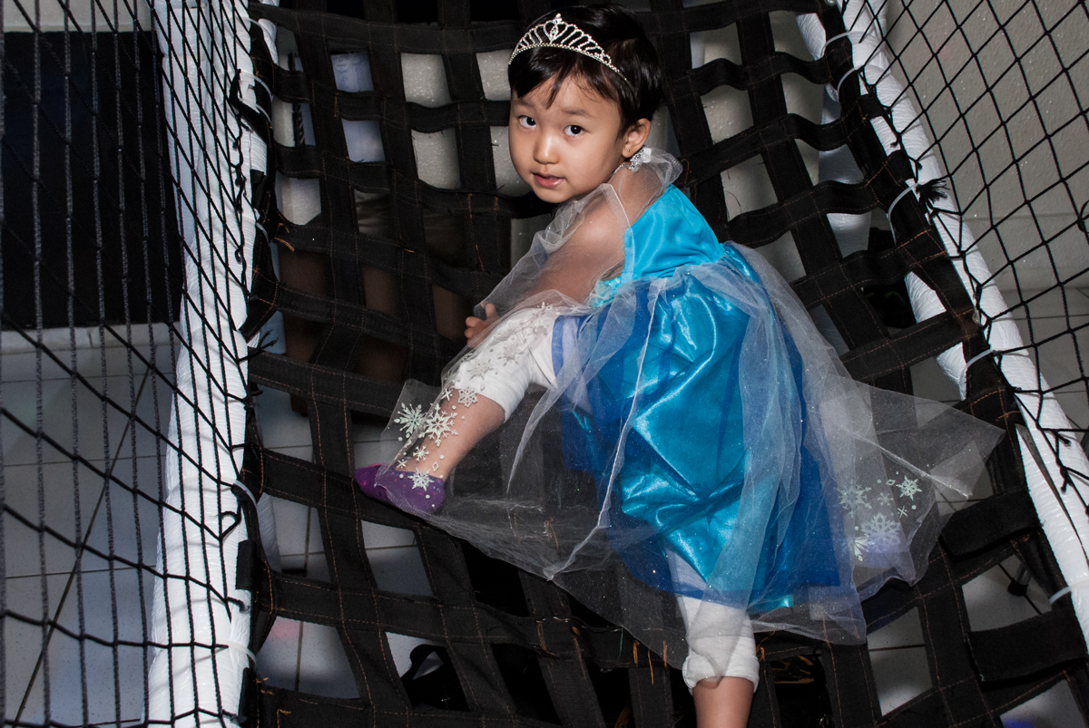 brincando no brinquedão do buffet