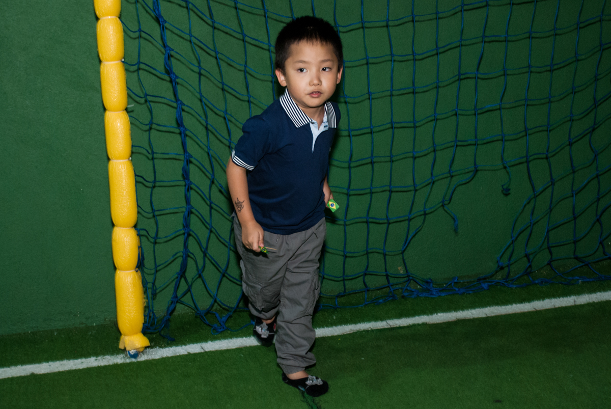 brincando no campo de futebol