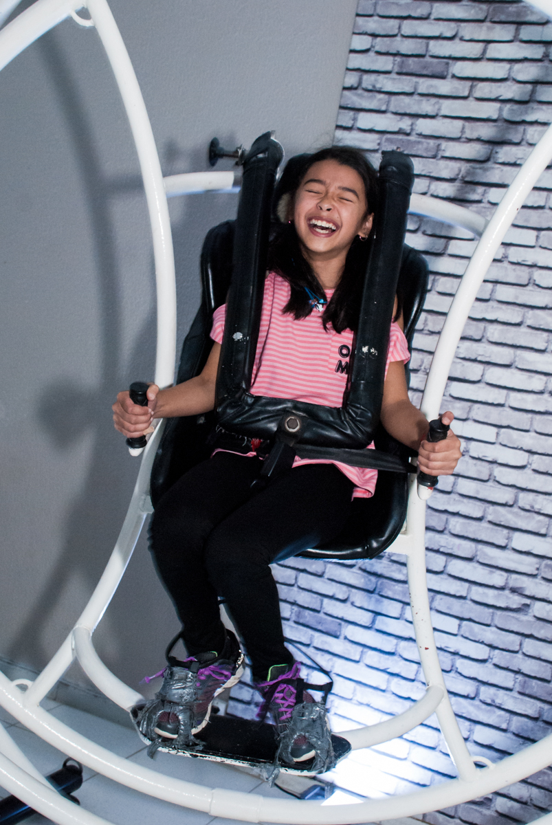 A prima se diverte no brinquedo maluco