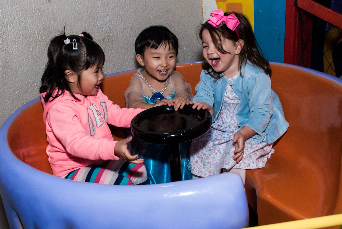 brincando no gira gira