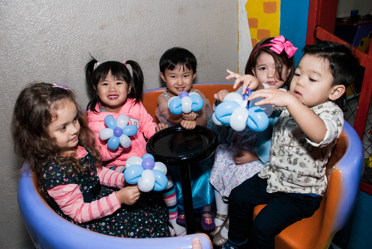 mais amigos chegam para brincar no gira gira