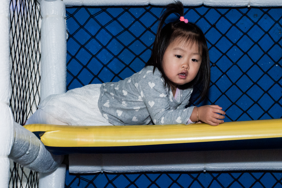 subindo para o alto do brinquedão