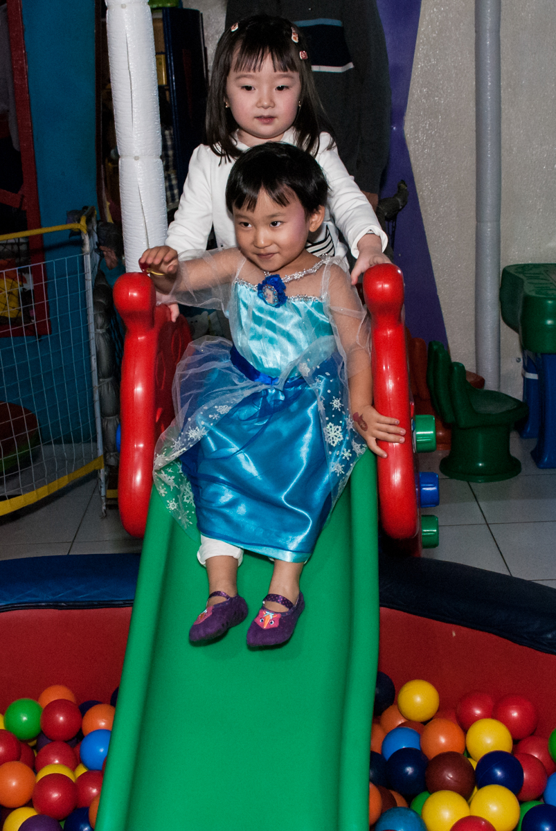 escorregando para cair na piscina de bolinhas