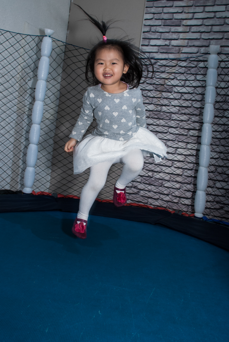 mais uma convidada brinca na cama esástica