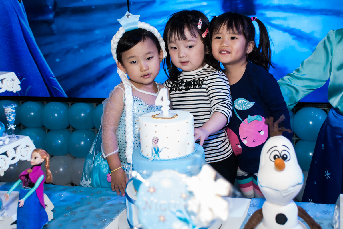 foto com as amiguinhas na mesa do bolo