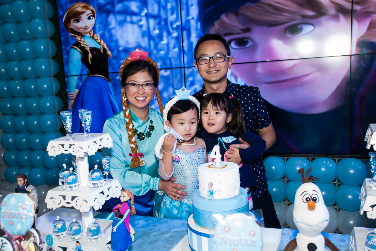 foto com os amigos na mesa do bolo