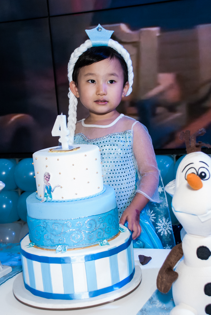 posando para foto na mesa do bolo