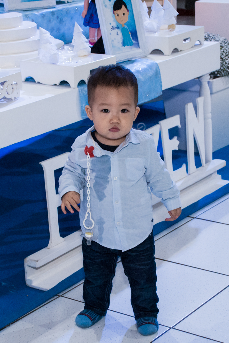 andando pelo salão do buffet