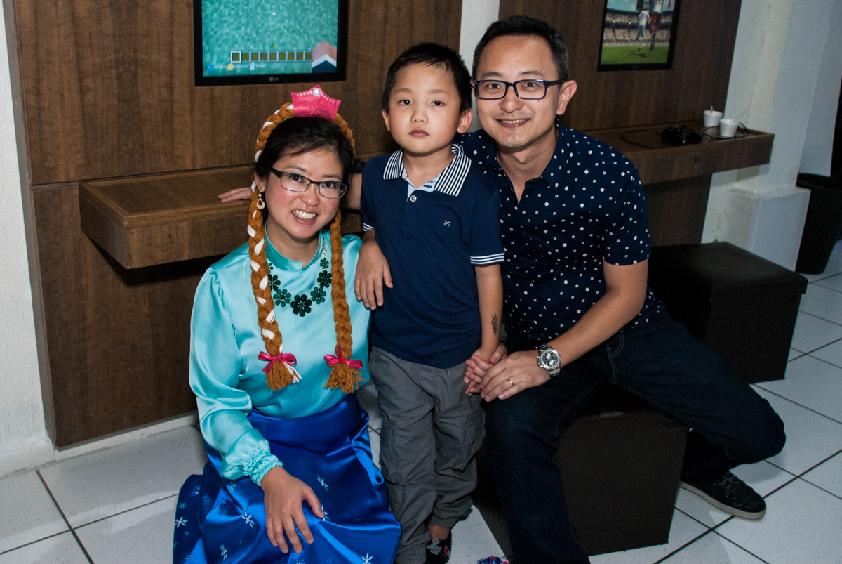 os pais felizes com a festa da nicole