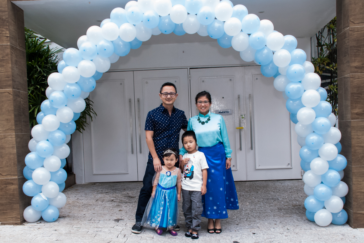 fotografia da família no arco de bexigas