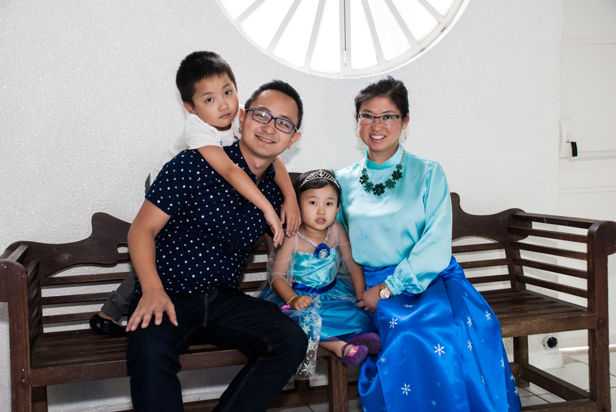 Família feliz na festa