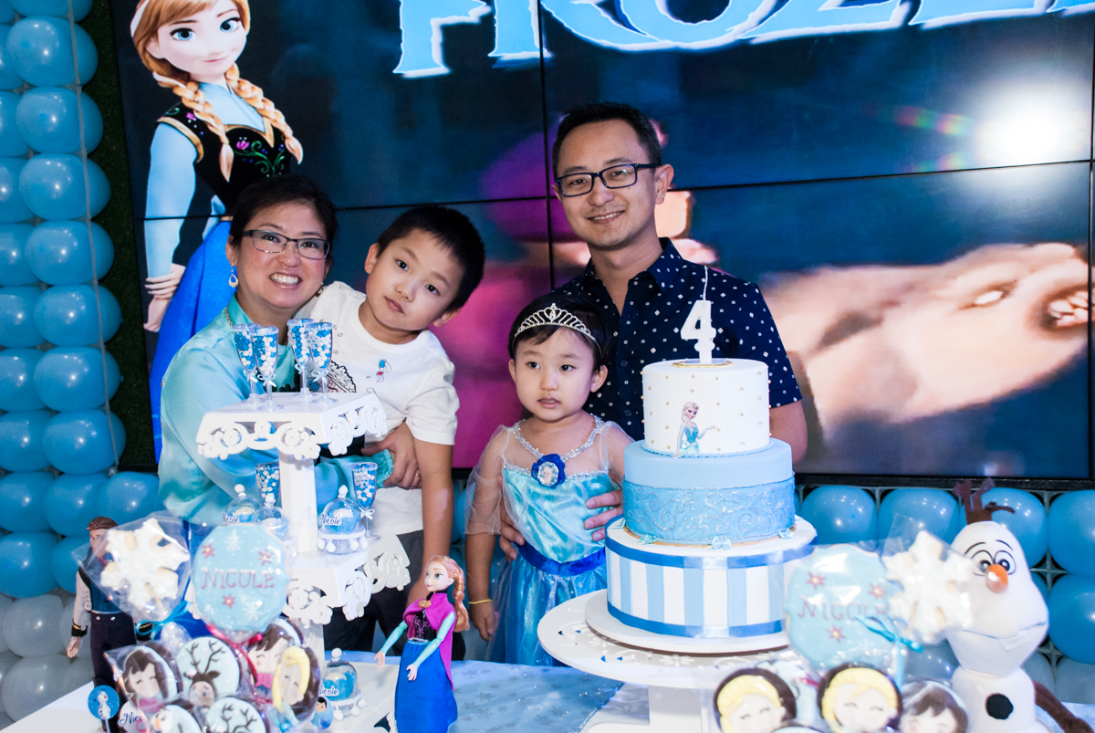 foto da família na mesa temática