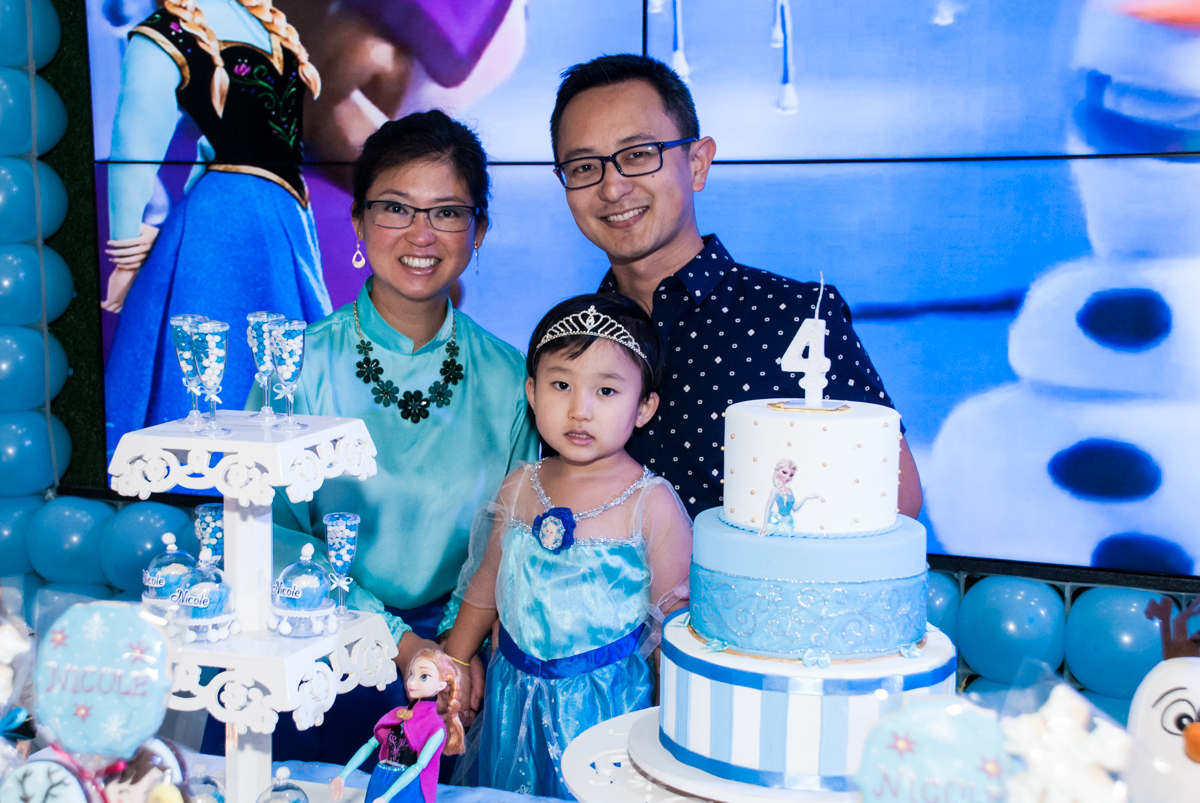 fotografia da aniversariante com os pais