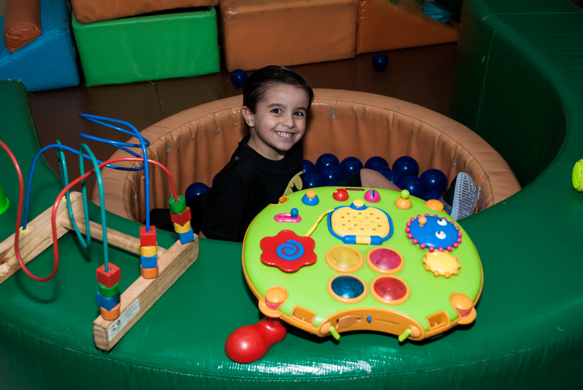 brincando na piscina de bolinhas