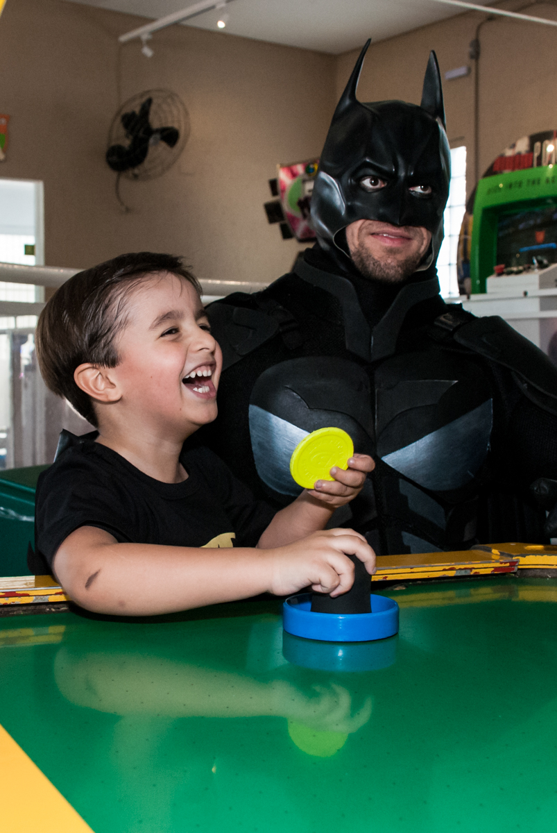 comemorando gol com o batman