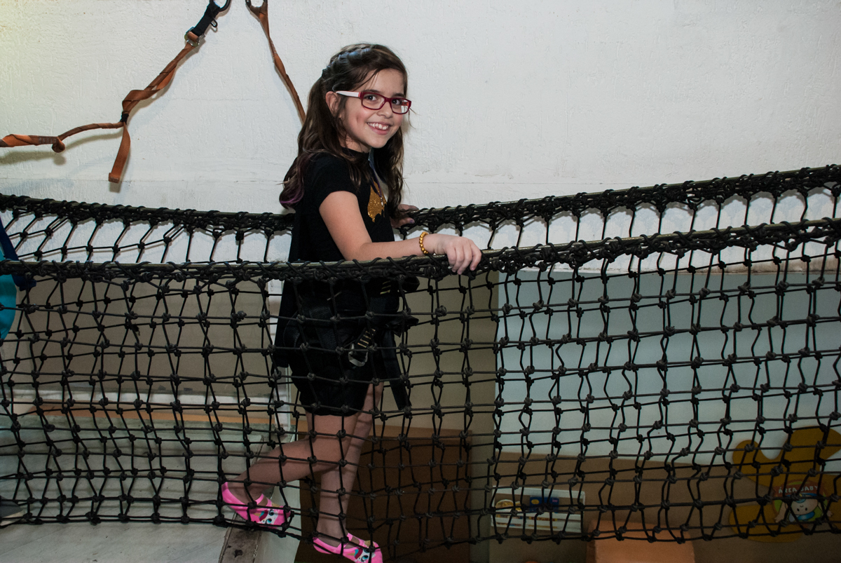 se preparando para ir na tirolesa