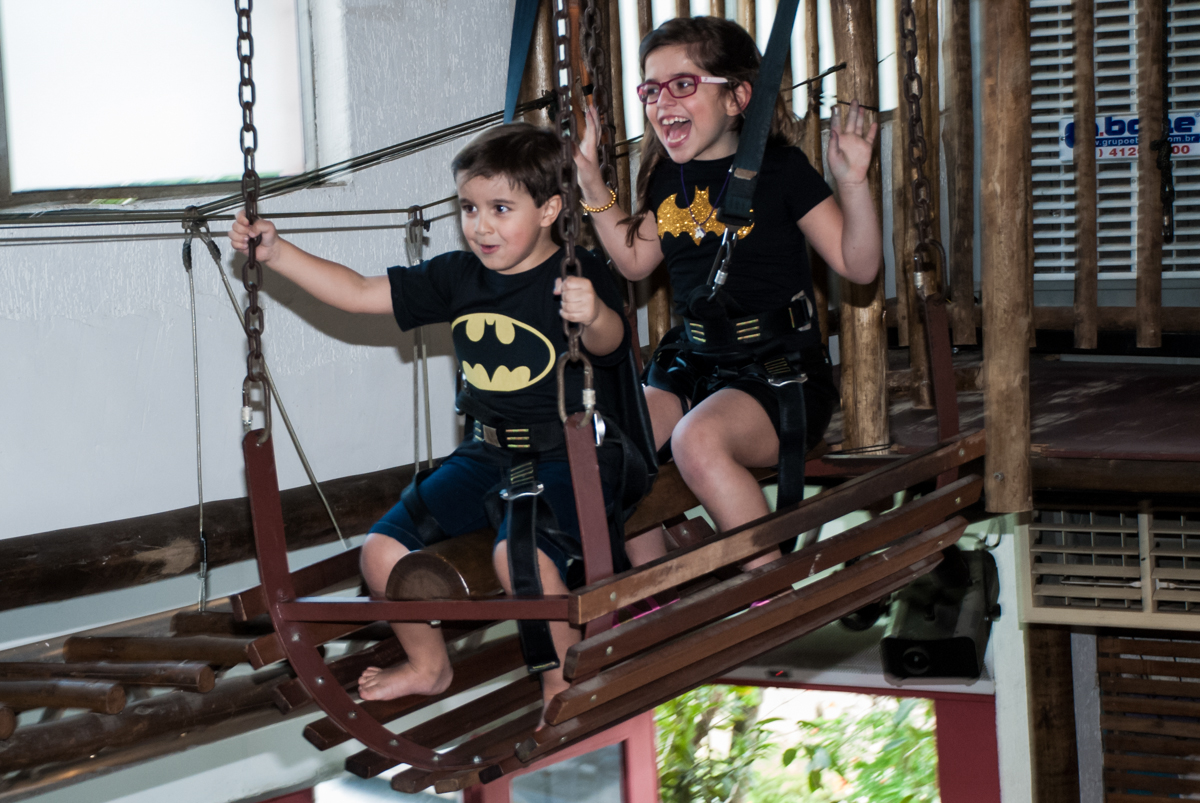 diversão com a irmã na tirolesa