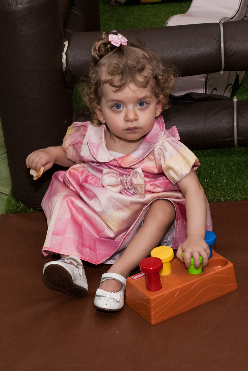 amiga brinca na área baby