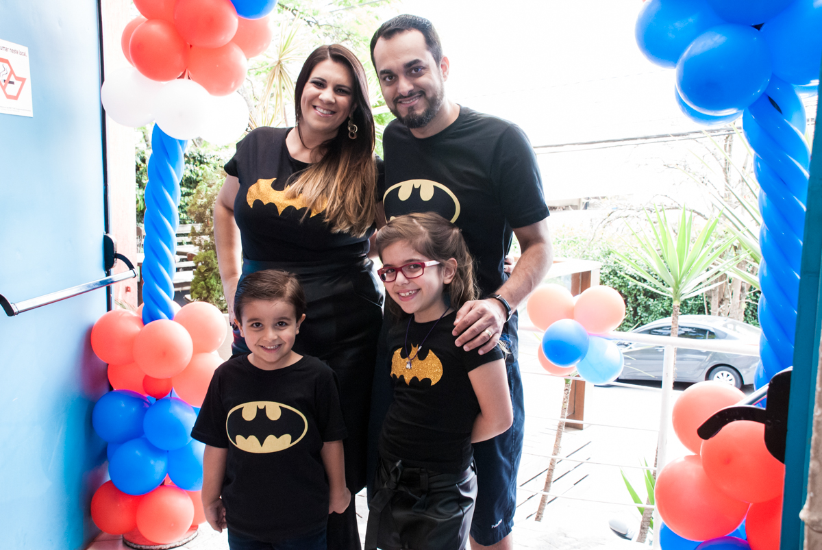 entrada da família para a festa do Victor 5 anos