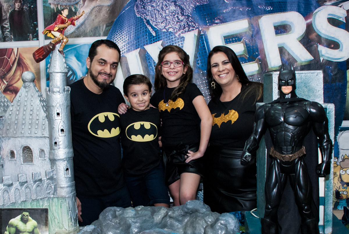 A família posa para a foto na mesa temática