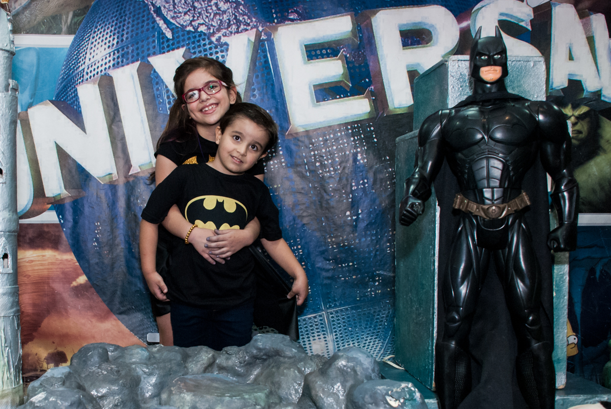 foto com a irmã na mesa temática