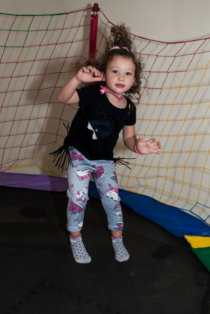 brincando na cama elástica