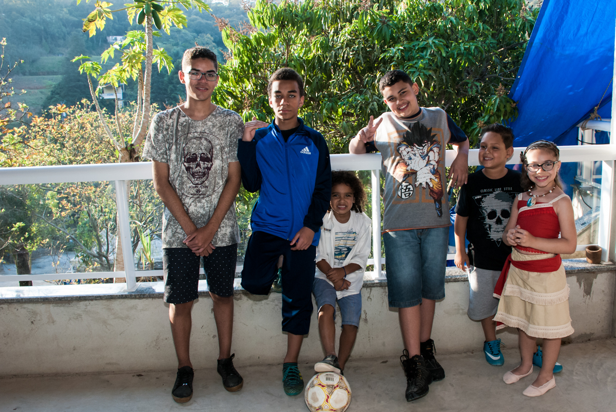 os meninos vão brincar de bola