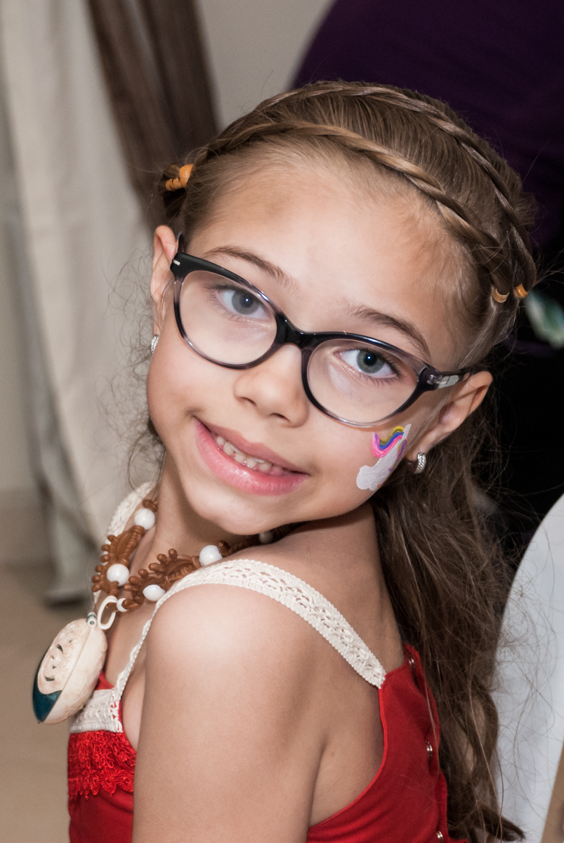 mostrando sua pintura no rosto