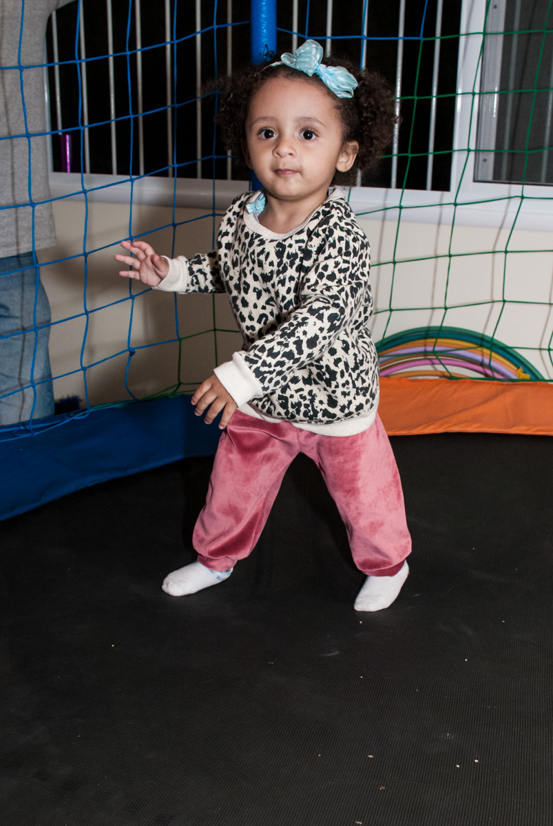 brincando no pula pula