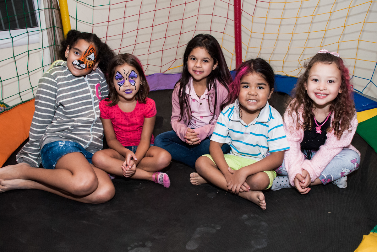 reunião na cama elástica para fazer a foto
