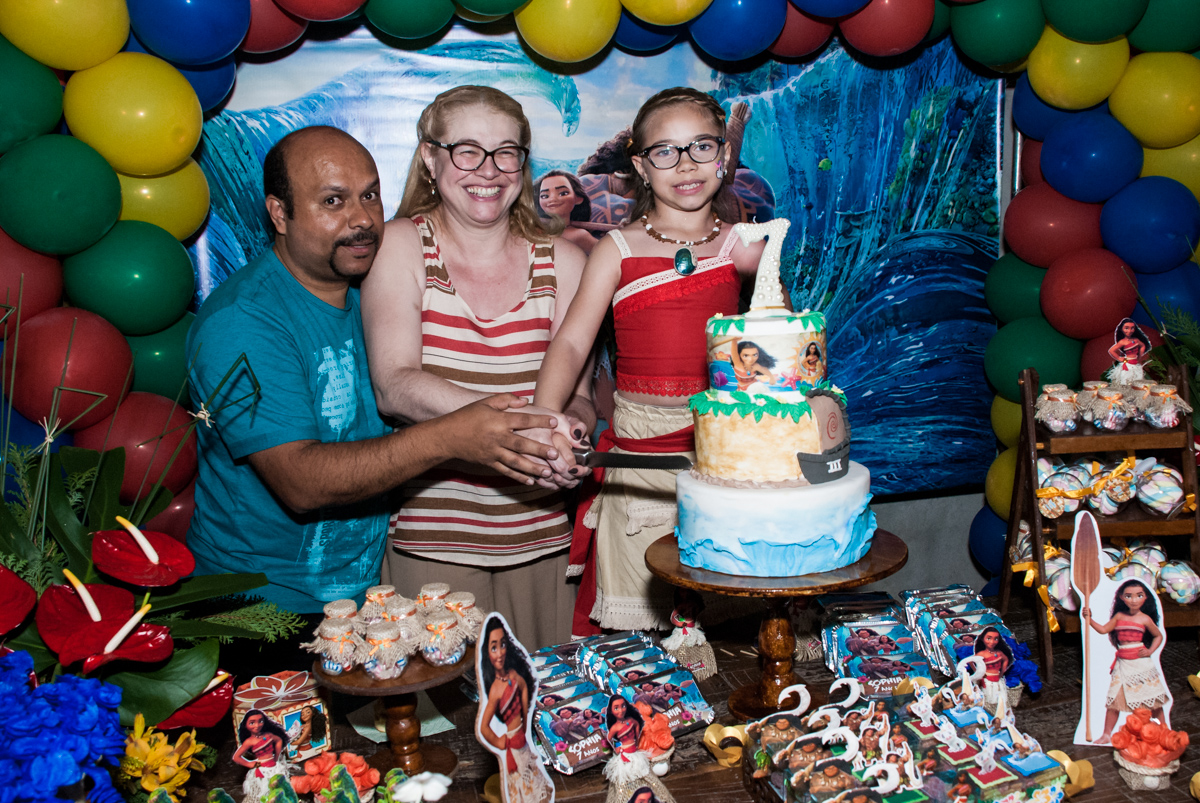 Sophia vai cortar o primeiro pedaço de bolo