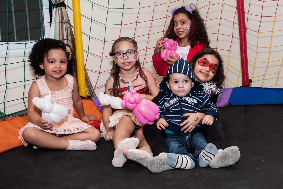 brincando na cama elástica