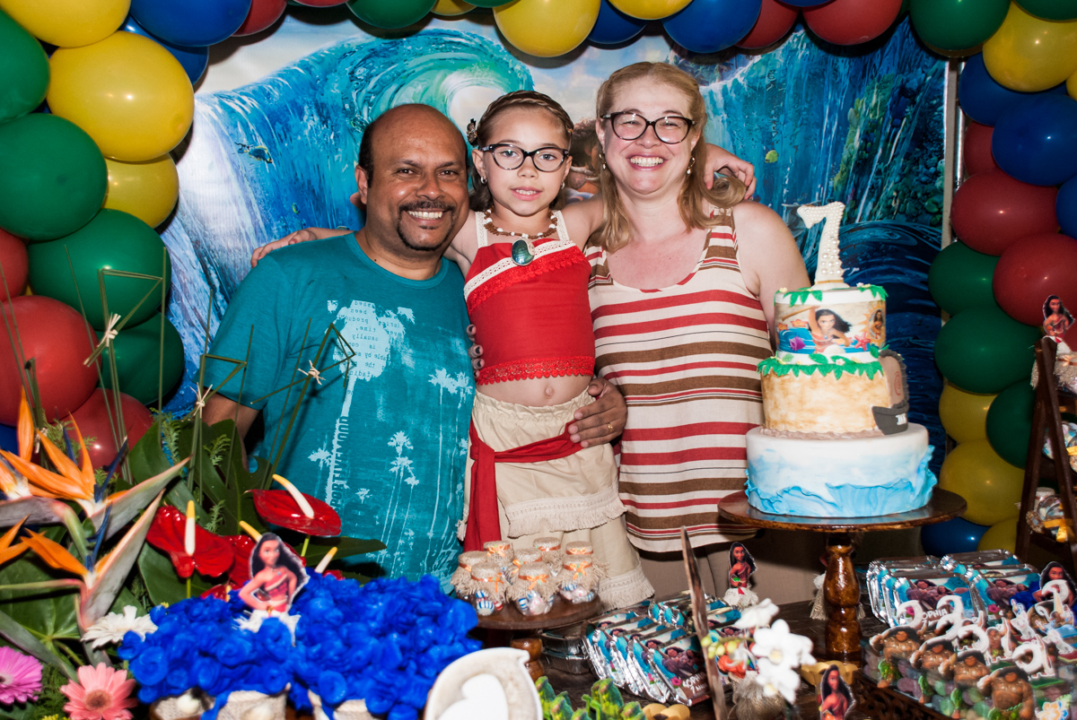 foto dos pais com a aniversariante na mesa decorada