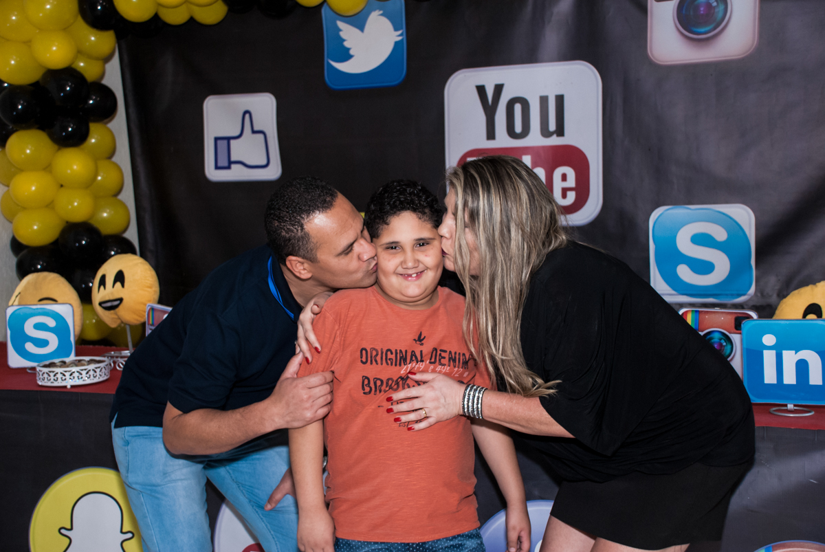 beijo sanduiche dos pais no aniversariante