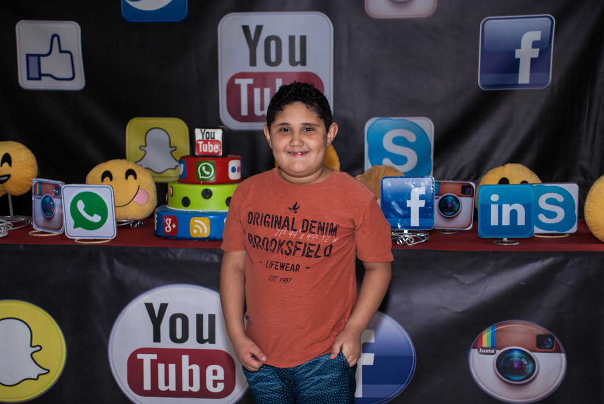 O aniversariante feliz posa para a foto