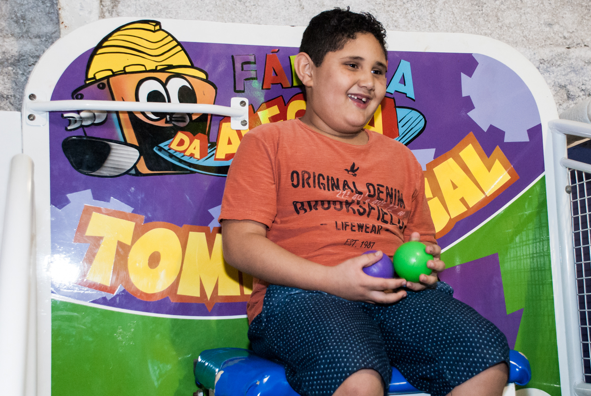 preparando para cair do brinquedo tombo legal