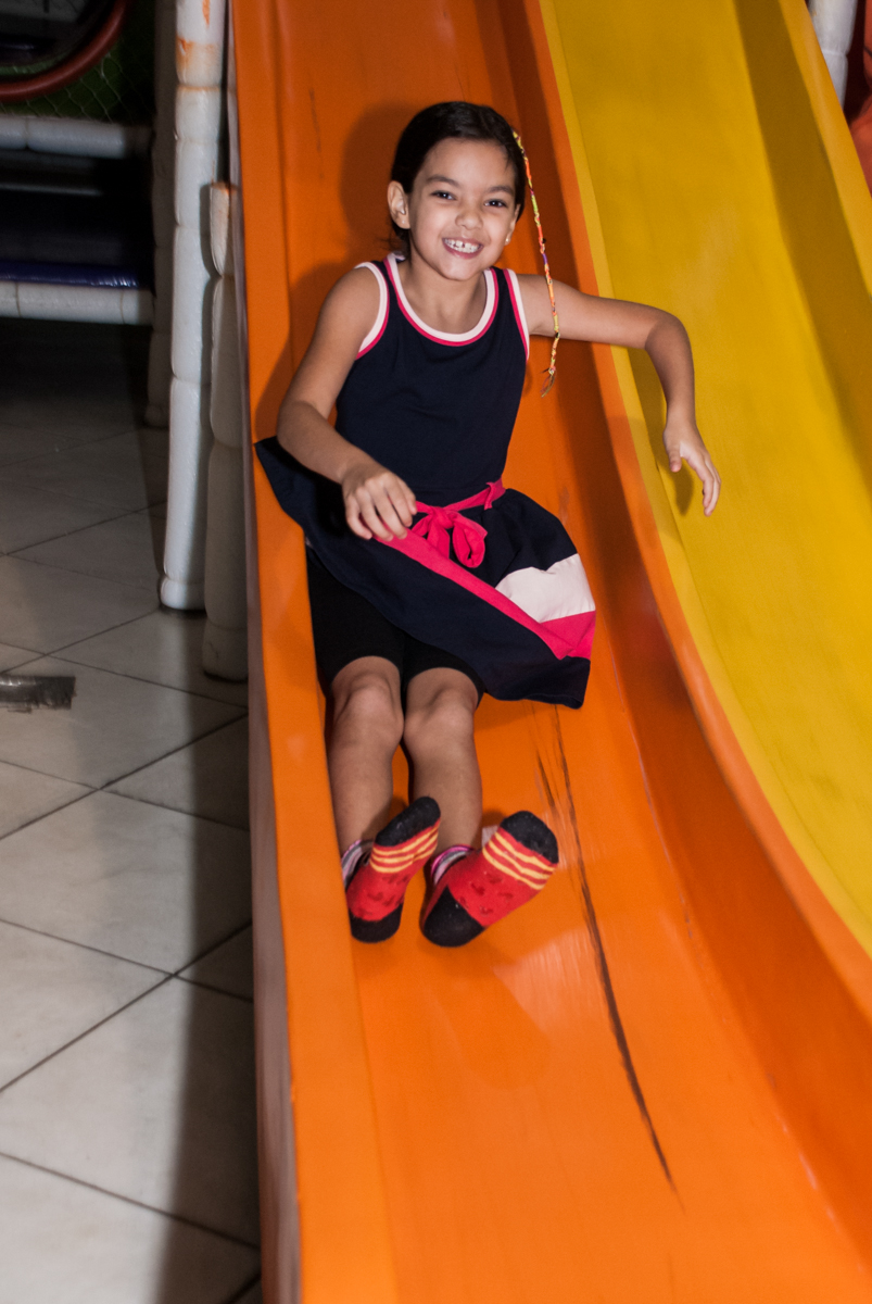 A amiga também se diverte no escorregador